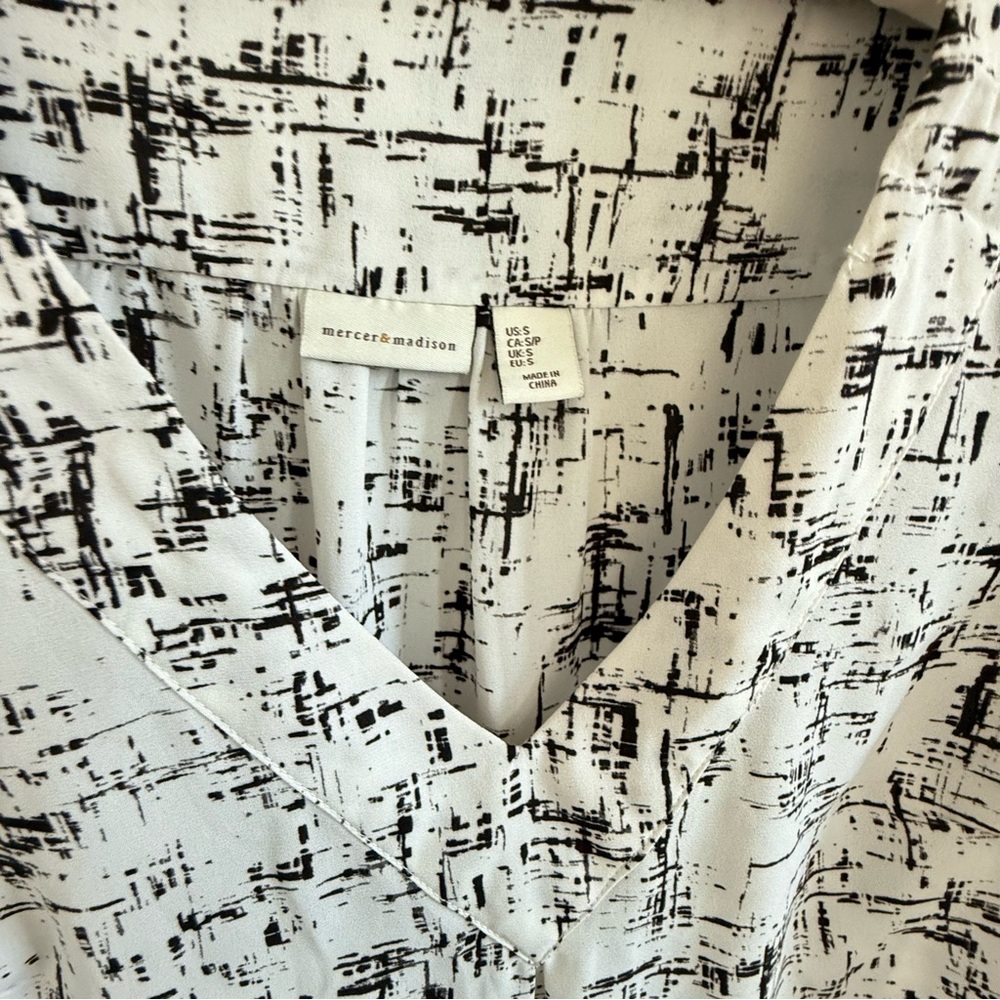 Mercer & Madison Monochrome Patterned Blouse Small - Picture 14 of 14